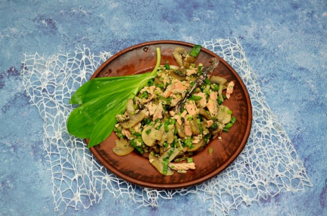 Весенний салат с черемшой, лососем и шампиньонами