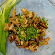 Выкладываем грибы в салатник и посыпаем укропом
