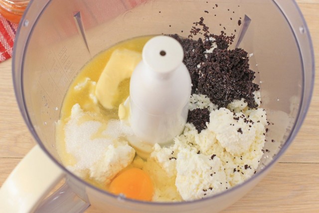 В чашу комбайна складываем творог, отжатый мак, яйцо, сахар и растопленное сливочное масло