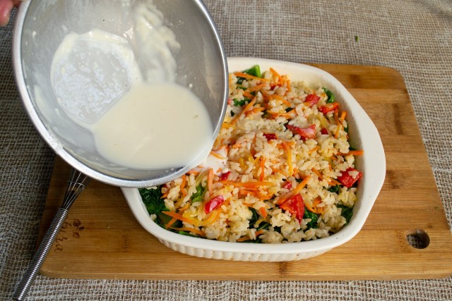 Выкладываем оставшиеся овощи с рисом, равномерно распределяем и выливаем соевое тесто