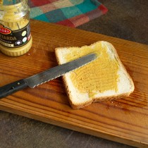 Ломтик поджаренного хлеба смазываем горчицей 