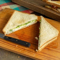 Накрываем сэндвич вторым тостом, смазанным сыром, и разрезаем