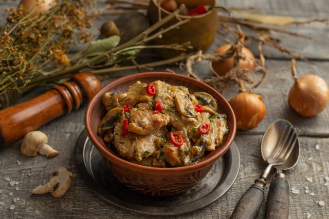 Мясо с грибами на сковороде — вкусное домашнее рагу