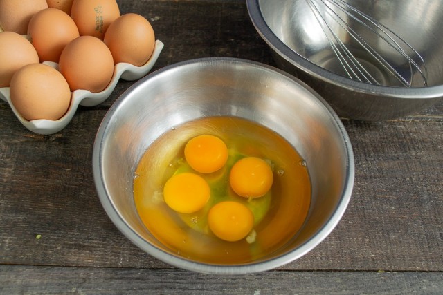 Разбиваем в миску яйца и отделяем желток от белка