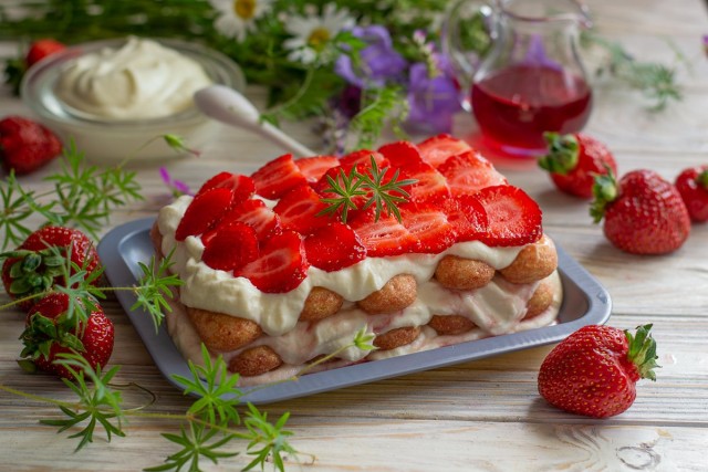 Клубничный тирамису: рецепт освежающего в жару десерта от фудблогера Яны Быковой