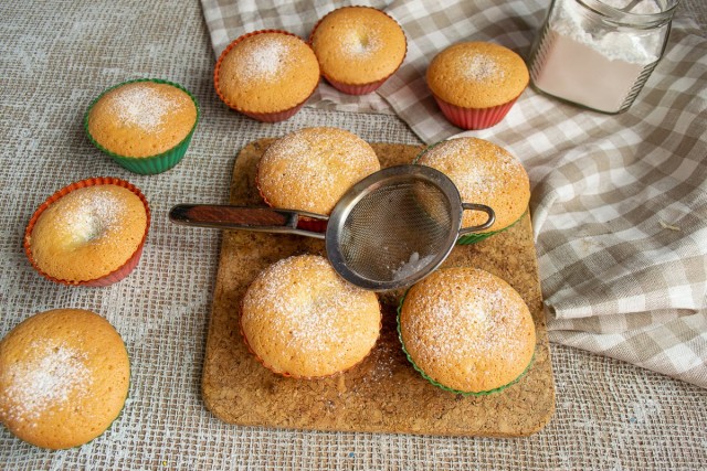 Готовые бисквитные кексы с финиками посыпаем сахарной пудрой