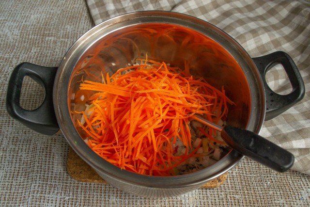 Добавляем морковку в кастрюлю, обжариваем, насыпаем куркуму