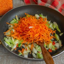 Добавляем морковь, обжариваем всё вместе 5 минут