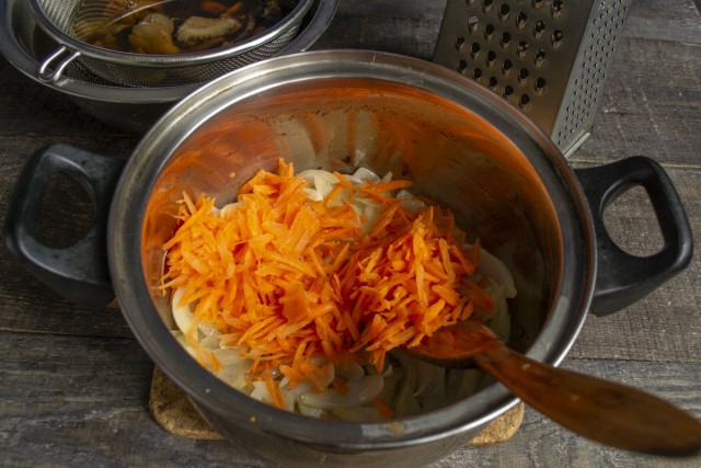 Добавляем морковь, обжариваем овощи 5-7 минут, кладём порезанные кубиками помидоры