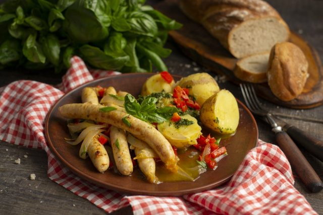 Французские жареные колбаски с картошкой