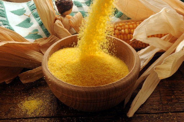 Кукурузную муку можно использовать в кулинарии для изготовления оладий и других блюд