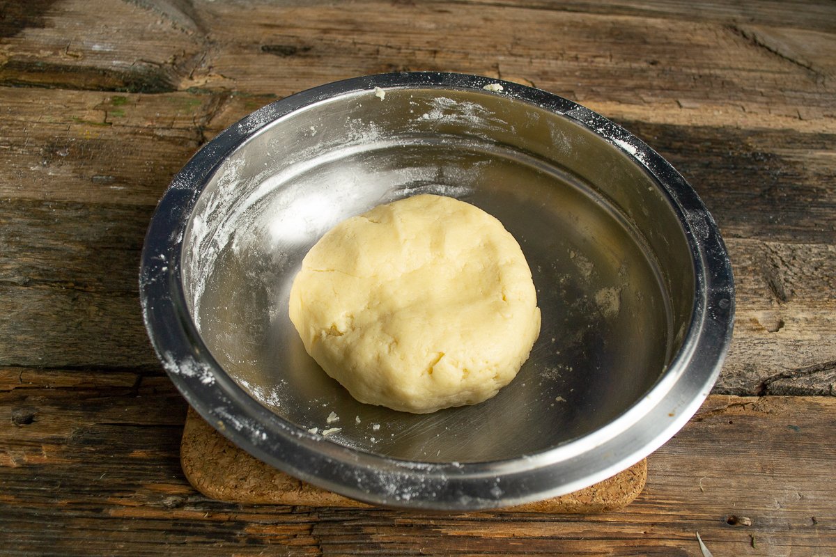 Тесто на оливковом масле. Смазать тесто молоком. Творог в миске. Намазать тесто оливковым маслом. Остынет тесто.