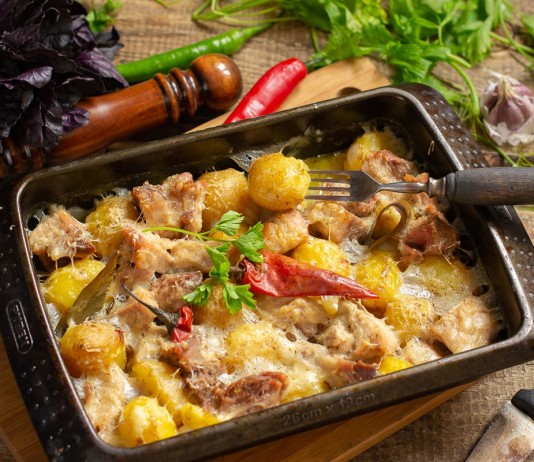 Нежное варёное мясо, запеченное с картошкой