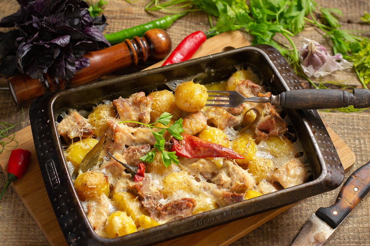 Мясо, запеченное в духовке с картошкой — рецепт с фото пошагово