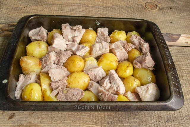 Добавляем варёную свинину к картофелю