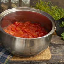 Закрываем томаты крышкой, доводим до кипения, готовим примерно 20 минут