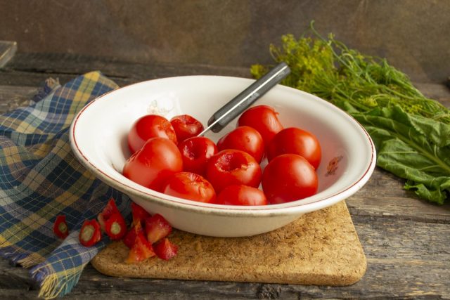 Вырезаем плодоножки у помидоров