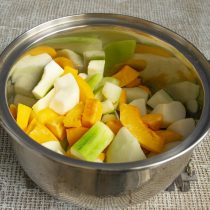 На дно кастрюли наливаем воду, кладём нарезанные фрукты-овощи и ставим на плиту