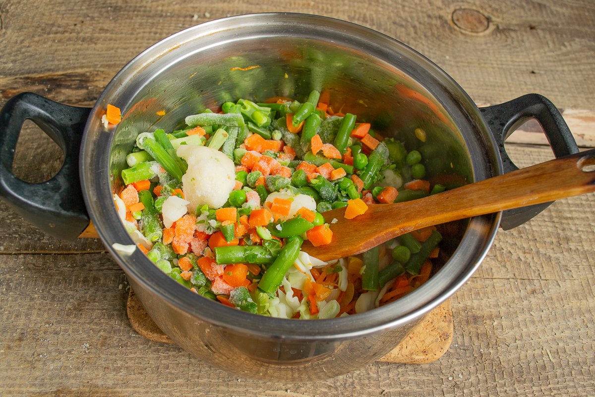 Как приготовить овощи в кастрюле. Булгур с овощами замороженный. Суп с чечевицей и овощами. Овощи в кастрюле. Суп с овощной смесью.
