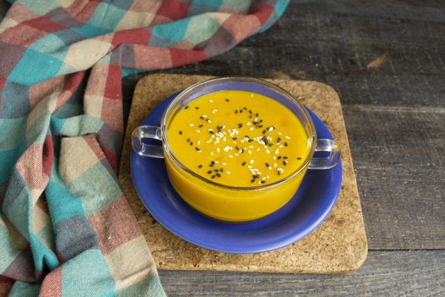 На стол крем-суп из тыквы с нутом подаём горячим или тёплым