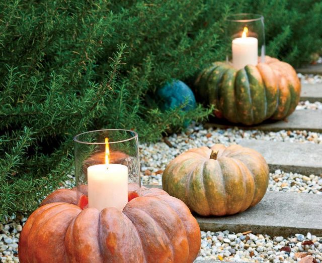Добавьте осенний шарм дорожке у дома, используя тыквы со свечами 