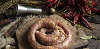 Домашняя свиная колбаса с салом и специями