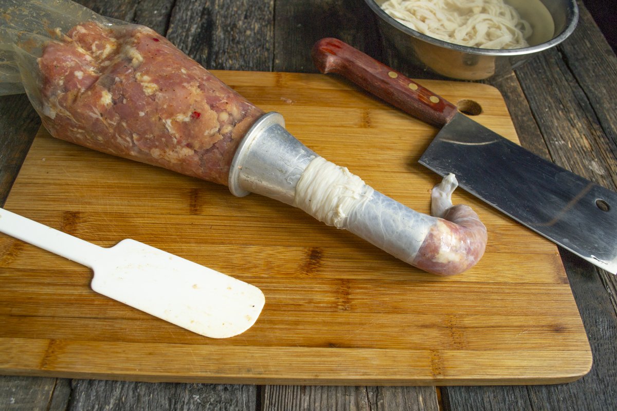 Рецепт домашней колбасы в кишке через мясорубку. Домашняя колбаса без кишок.
