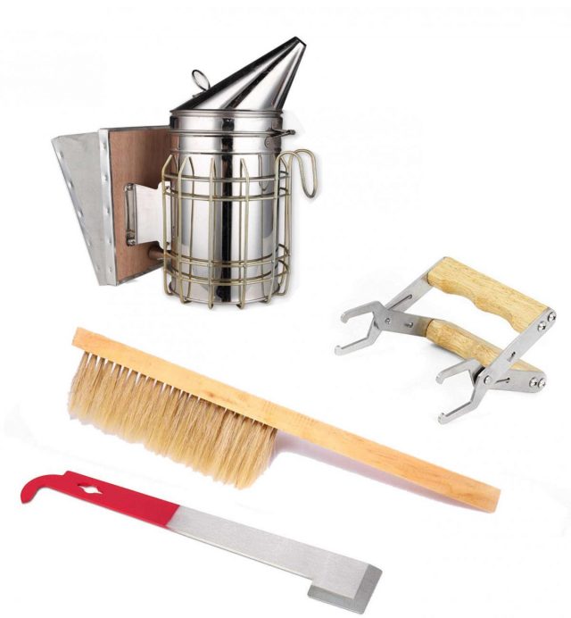 Полезные инструменты: дымарь, щётка для сметания пчёл держатель для рамок, пасечная стамеска