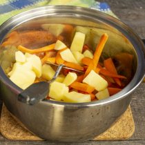 Кладём картофель и морковку в кастрюлю, наливаем 1.5-2 литра кипятка, доводим до кипения