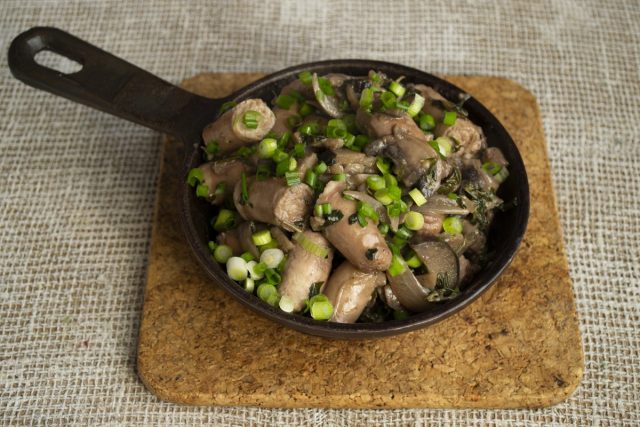 Ароматные куриные колбаски в соусе с грибами и баклажанами готовы