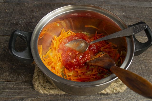 Тушим овощи с томатным пюре 5 минут на умеренном огне