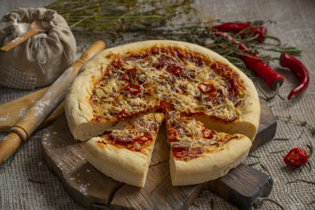 Толстая домашняя пицца из дрожжевого теста с колбасой