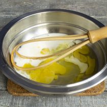 Для заливки разбиваем яйца, добавляем молоко или сливки, солим, взбиваем венчиком