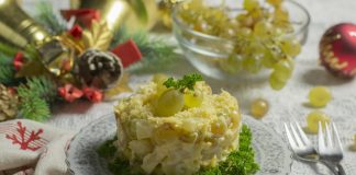 Cалат «Новогодняя сказка» с фруктами и сыром