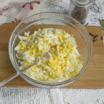 Добавляем измельченные яйца к сыру и маслу