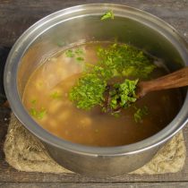 Добавляем зелень, доводим суп до кипения, варим 10 минут, в конце варки солим и перчим