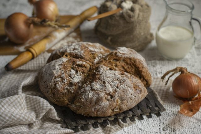 Содовый хлеб с луком в духовке — мечта дачника
