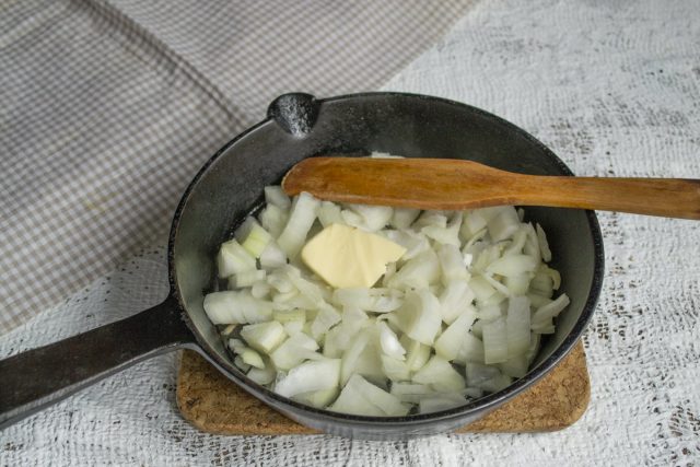 Посыпаем лук щепоткой соли и обжариваем на сливочном масле 