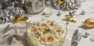 Слоеный салат «Афродита» с кальмарами, креветками и курицей