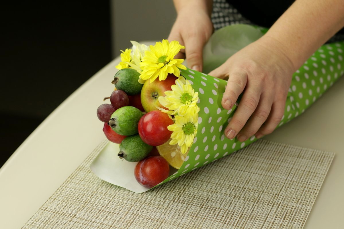 Букет из фруктов своими руками — оригинальный подарок к празднику. Процесссоздания поэтапно. Фото — Ботаничка
