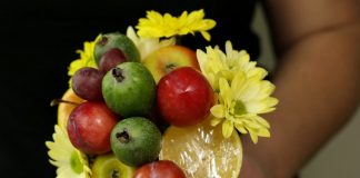 Букет из фруктов своими руками — оригинальный подарок к празднику