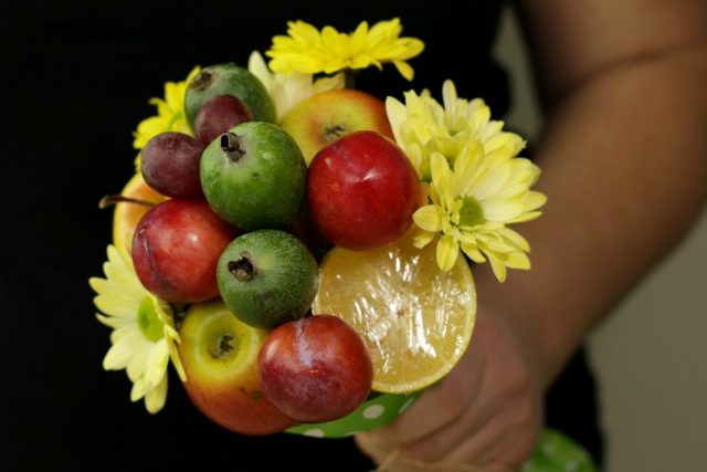 Букет из фруктов своими руками — оригинальный подарок к празднику