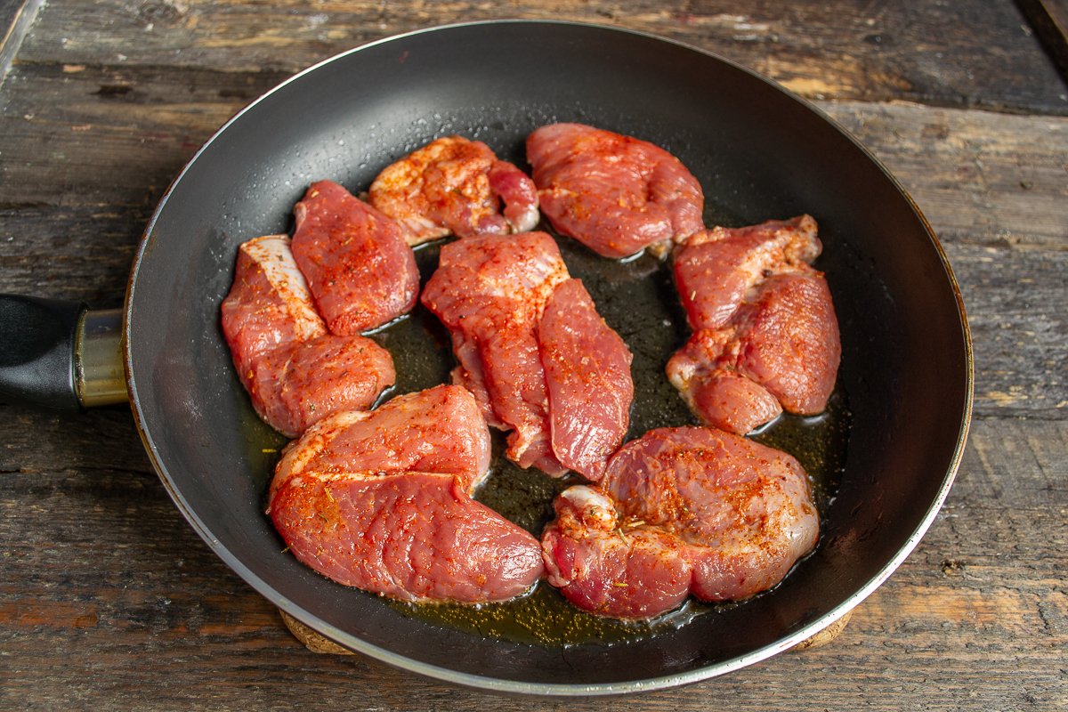 Рецепт жареной свинины кусочками на сковороде. Свинина жареная пикантная.. Свинина для жарки.