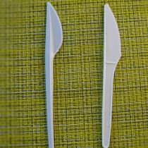 Правый ножик больше подходит для маркировки рассады — у него матовая поверхность и меньше выступающих частей на лезвии