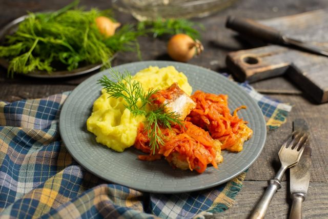 Рыба под маринадом из моркови и лука с картофельным пюре