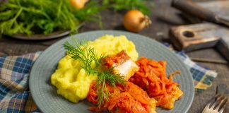Рыба под маринадом из моркови и лука с картофельным пюре