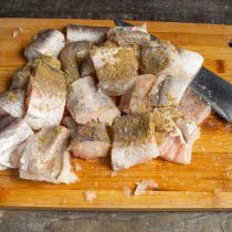 Нарезаем рыбное филе, посыпаем солью и рыбными специями