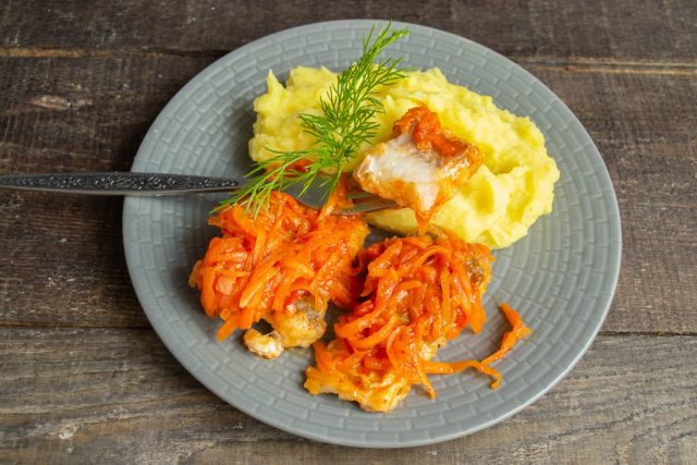 Рыба под маринадом из моркови и лука с картофельным пюре готова