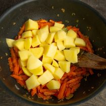 Добавляем нарезанный картофель к обжаренным овощам