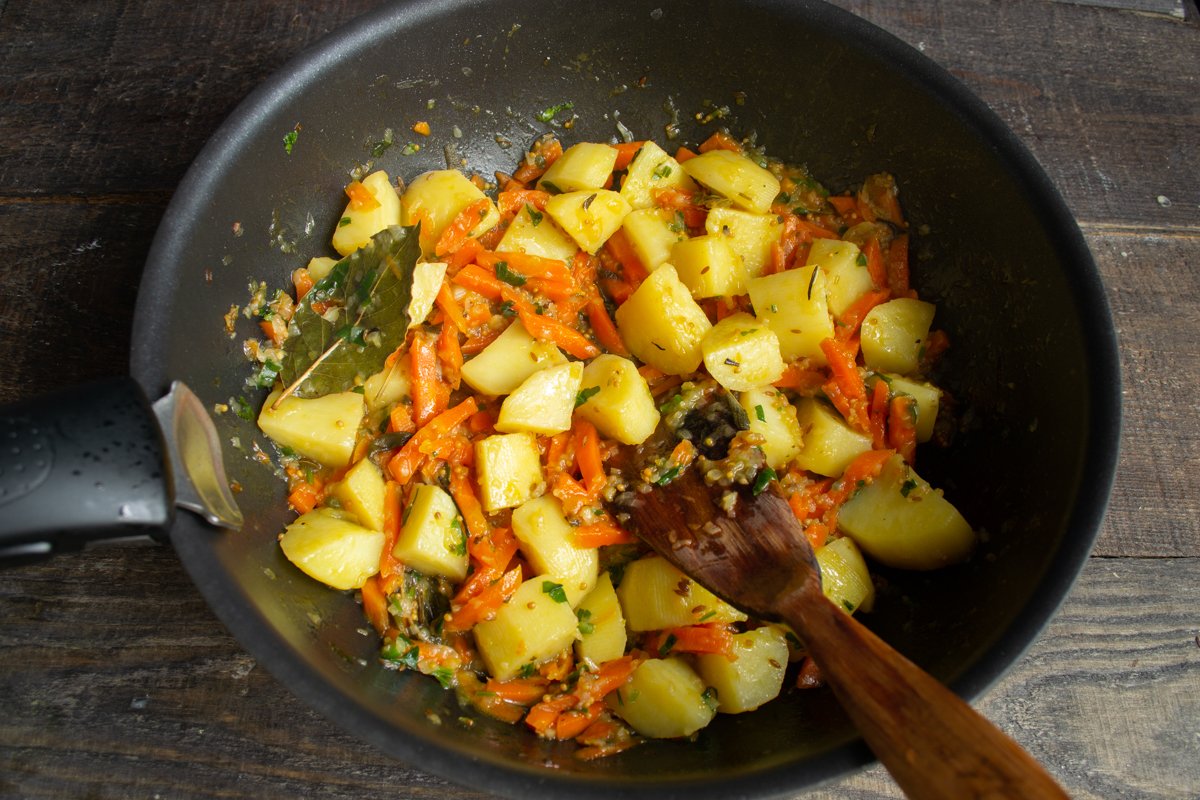 Приготовление тушеного картофеля с морковью и луком